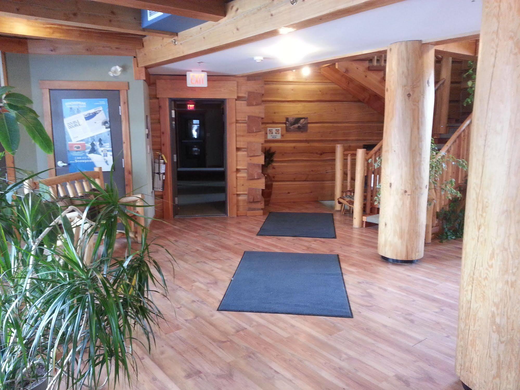 Basecamp Lodge Golden Zewnętrze zdjęcie